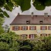 Nahe Holzheim thront das Schloss Neubronn auf einer Anhöhe am Waldrand.