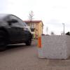 In einem Wohngebiet in Göggingen sollen Granitblöcke den Verkehr bremsen. Doch die Anwohner gehen auf die Barrikaden und drohen mit Strafanzeige.