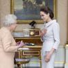 Angelina Jolie war sichtlich bewegt, als sie von Queen Elizabeth den Orden entgegen nahm.