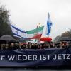 Teilnehmer einer Demonstration protestieren unter dem Motto «Deutschland steht auf - Nie wieder ist jetzt!» gegen Antisemitismus.