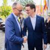 Beim Sommerfest der Landesvertretung Nordrhein-Westfalen in Berlin demonstrierten CDU-Chef Friedrich Merz (l) und NRW-Ministerpräsident Hendrik Wüst Einigkeit.