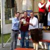 Nach dem Bieranstich zum Bleicher Dorffest (von links): Florian Mayer (Schlossbrauerei Autenried), Stefan Puchta (Vorsitzender Musikverein Bleichen), Norbert Weiß (1. Bürgermeister der Gemeinde Deisenhausen). 	