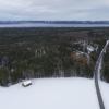 Ein Blick von oben auf den Bereich eines möglichen Windkraft-Vorranggebiets zwischen Dießen und Entraching. Die Straße rechts ist die Kreisstraße aus Richtung Entraching gesehen nach Dießen. Oben ist der Ammersee zu erkennen.