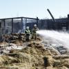 Großbrand bei einem Hof in Pflaumdorf.  abei kamen 80 Schafe ums Leben.