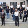 Sieben Frauen und Männer wurden zu neuen Mitgliedern der Sicherheitswacht ernannt. Das Bild zeigt sie mit dem Memminger Oberbürgermeister Manfred Schilder, Polizeivizepräsident Guido Limmer und weiteren Vertretern der Polizei. 