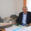 Seit 50 Jahren im Dienst der Gemeinde Karlshuld: Karl Seitle an seinem Schreibtisch im Rathaus. 
