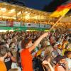 Beim Sommermärchen im Jahr 2006 feiern Fußball-Fans in der Munk-Arena Günzburg, die eigens für die damalige Weltmeisterschaft aufgebaut wurde. Auch 2024 werden in Günzburg wieder Fußballfans feiern, denn dann ist Deutschland Gastgeber der Europameisterschaft.