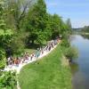 Ein idyllisches Sport-Erlebnis: Mehr als 450 Nordic Walker nahmen an der zweiten Tour-Etappe in Reisensburg teil. Unser Foto entstand kurz nach dem Start an der Donau. 	