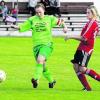 Binswangens Spielführerin Theresa Rigel (links) kommt vor Kathrin Roth vom SC Bubesheim an den Ball. Foto: Roland Stoll