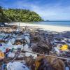 Plastikmüll an einem Strand in Thailand.