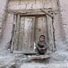 Der Krieg zerstört Lebensläufe. Ein afghanischer Junge, sitzt vor seinem Haus am Rande der Stadt östlich von Kabul. 