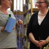 Martina Großhauser (rechts) las verschiedene Texte und Gedichte zum Thema Wald in der Bücherei Kissing vor, wofür ihr die Leiterin Petra Scola dankte. 	