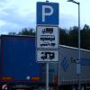 So wie an diesem Autobahnparkplatz an der A7 bei Neu-Ulm sieht es abends an vielen Rastplätzen aus. 