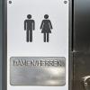 Hinweisschild an Unisex-Toilette in Hamburg: Auch in öffentlichen Gebäuden in Augsburg soll es künftig geschlechtsneutrale Toiletten geben.  