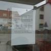 In die Filiale der Sparkasse in Hollenbach wurde am Dienstagabend eingebrochen. Am Mittwoch blieb sie wie ein Aushang an der Tür informierte wegen Vandalismus geschlossen.