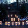Nach dem Amoklauf im US-Städtchen Newtown stellten viele Menschen Kerzen und Laternen nahe der Sandy Hook Grundschule auf.