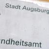 Das Augsburger Gesundheitsamt hinkt nach wie vor bei der Abarbeitung der Infektionszahlen hinterher. Der Verzug wird aber geringer.