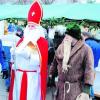 Ein gern gesehener Gast beim Walkertshofener Weihnachtsmarkt ist Bischof Nikolaus alias Joachim Miller, der für die Kinder einen ganzen Sack voll süßer Geschenke mitbringt. Foto: Walter Kleber