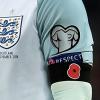 Englands Kapitän Wayne Rooney trut wie alle Spieler der Teams von England und Schottland die Armbinde mit der stilisierten Mohnblüte.