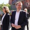 Hat die Landtagswahl klar gewonnen: Daniel Günther, Ministerpräsident und CDU-Spitzenkandidat, mit seiner Ehefrau Anke Günther.