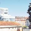 Eine nagelneue Bronzeskulptur des britischen Bildhauers Tony Cragg (rechts im Bild) ziert seit gestern das Portal an Neu-Ulms City Ecke Reuttier Straße/Bahnhofstraße. Sie bildet jetzt nicht nur mit der Stahlbogenskulptur von Bernar Venet (ihre Spitze ragt links über den Nething-Bau) ein markantes Ensemble.  