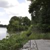 Bis jetzt ist einfach abrupt Schluss - die Donaupromenade endet im Gebüsch unweit der Donaubrücke. Von den laufenden Untersuchungen zum Hochwasserschutz hängt es ab, wann weiter gebaut wird Richtung Riedinsel.