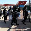 Bereitschaftspolizisten betreten das Gerichtsgebäude vor dem Prozess gegen 497 Angeklagte. Diesen wird vorgeworfen, das Gebäude des Staatssenders TRT in Ankara in der Putschnacht besetzt zu haben. 
