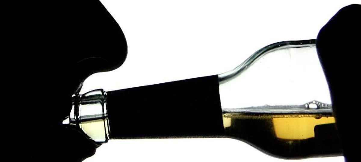 Kurioser Polizeieinsatz: Autofahrer trinkt Alkohol am Steuer und wird erwischt