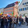 Bei strahlendem Wetter feierten die Schlorper auf dem Marktplatz in Krumbach Winterfest und stellten ihren Narrenbaum auf.