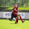 Der Meringer Lukas Krebold (rotes Trikot) behauptet hier offenbar den Ball vor dem Sonthofener Marco Faller. Die Spieler des MSV belohnten sich zumindest teilweise für ihren Einsatz und nahmen beim Spitzenreiter der Landesliga einen Punkt mit. 