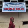 Ebola-Warnplakat in Freetown, Sierra Leone. In den Jahren 2014 und 2015 hatte eine große Ebola-Epidemie in Westafrika verheerende Folgen.