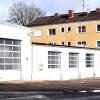 In der Krankenhausstraße sitzt die Freiwillige Feuerwehr Haunstetten. Von außen ist gut zu erkennen, wie baufällig das Feuerwehrgerätehaus ist. Die Stadt Augsburg treibt jetzt die Planungen für einen Neubau voran.  	