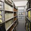 Im Keller der Stadtbücherei stehen Regale voller Archivmaterial.