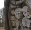 „Mutter aller Menschen“ heißt die Skulptur von Mile Prerad im Wittelsbacher Park. Sie wurde im Jahr 2001 anlässlich des Friedensfestes dort aufgestellt. Die Stele am Teich vor der Kongresshalle ist ein Lieblingsort der Stadtführerin Stefanie Montrone.  