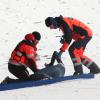 Rettungssanitäter helfen David Siegel aus Deutschland nach seinem Sturz in Zakopane.  	