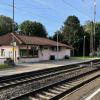 Am Nersinger Bahnhof soll ein Mann gegen Fahrradständer gepinkelt haben.