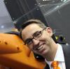 Das Augsburger Unternehmen Kuka baut Roboter für die Industrie. Till Reuter leitet das Unternehmen. Nun hat er seinen Vertrag bis 2020 verlängert.