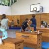 Kinder der Pestalozzischule in Gersthofen finden beim Projekt Klasse 2000 heraus, welche Bewegungsabläufe beim Parcours in der Schulturnhalle ihnen am meisten Spaß machen.