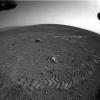 Der Rover «Curiosity» hat bei seiner ersten Fahrt auf dem Mars Spuren hinterlassen. Foto: JPL Caltech dpa