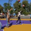 Wessen Ball landet wohl im Korb? (Von links) Stefanie Sanktjohanser, Lea Schürer (beide von der Jugendinitiative), Frank Fastl (Jugendreferent) und Bürgermeisterin Sandra Perzul testeten ihre Treffsicherheit auf dem Basketballplatz, links im Bild Sparkassen-Vorstandsmitglied Roland Böck.