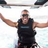 Das Bild zeigt den ehemaligen US-Präsidenten Barack Obama, der sich auf sein Kitesurfen vorbereitet.