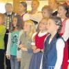 Schulleiter Hermann Kollmansperger begleitete auf dem Akkordeon die bayerischen Liedbeiträge seiner Schüler.