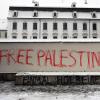 Den Schriftzug "Free Palestine" haben bislang Unbekannte zwischen Donnerstagabend und Freitagfrüh in der Hallstraße an der Mauer zum Augsburger Schaezlergarten hinterlassen.