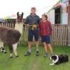 Das Ehepaar Kerstin Jütting (rechts) und Thomas Salcher (links) bietet mit ihren Tieren auf der "Luna Ranch" tiergestützte Therapie, Erlebnispädagogik und Lama-Wanderungen an.