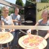 Marnie Paesler, Christoph Siegel und Brigitte Sonnhüter (von links) haben bereits viel Übung im Pizzabacken. Mit ihrem Mannamobil sind sie vor allem in der warmen Jahreszeit unterwegs und backen für ihre Gäste.