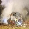Eine brennende Gartenhütte an der Kreuzung von Martinstraße und Tandlmarkt hat am Freitagabend zu einem Feuerwehreinsatz in Aichach geführt.