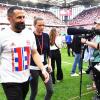 Trotz Entlassung: Bayerns scheidender Sportvorstand Hasan Salihamidzic (l) lächelt nach dem Gewinn der 33. deutschen Meisterschaft.