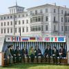 Angela Merkel sitzt zusammen mit anderen Regierungschefs in einem XXL-Strandkorb beim G8-Gipfel in Heiligendamm im Jahr 2007.