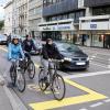 Mit dem Rad über den Königsplatz: In der Hermanstraße ist der Fahrradweg an der Kaiserhofkreuzung seit Donnerstag in Betrieb. Radler wie Susanne Rummel (vorne links) sind begeistert. 