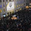 Rund 1500 Augsburgerinnen und Augsburger treffen sich aktuell am Freitagabend auf dem Rathausplatz, um ihre Solidarität mit den Menschen in und aus der Ukraine zu bekunden.